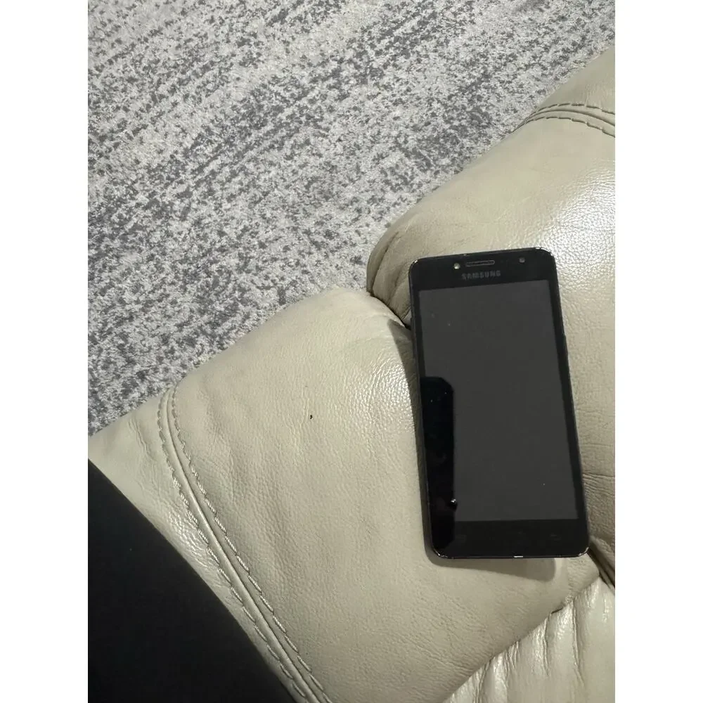 Lot 5 Phones, Some Unlocked, Apple SE And Samsung Alcatel